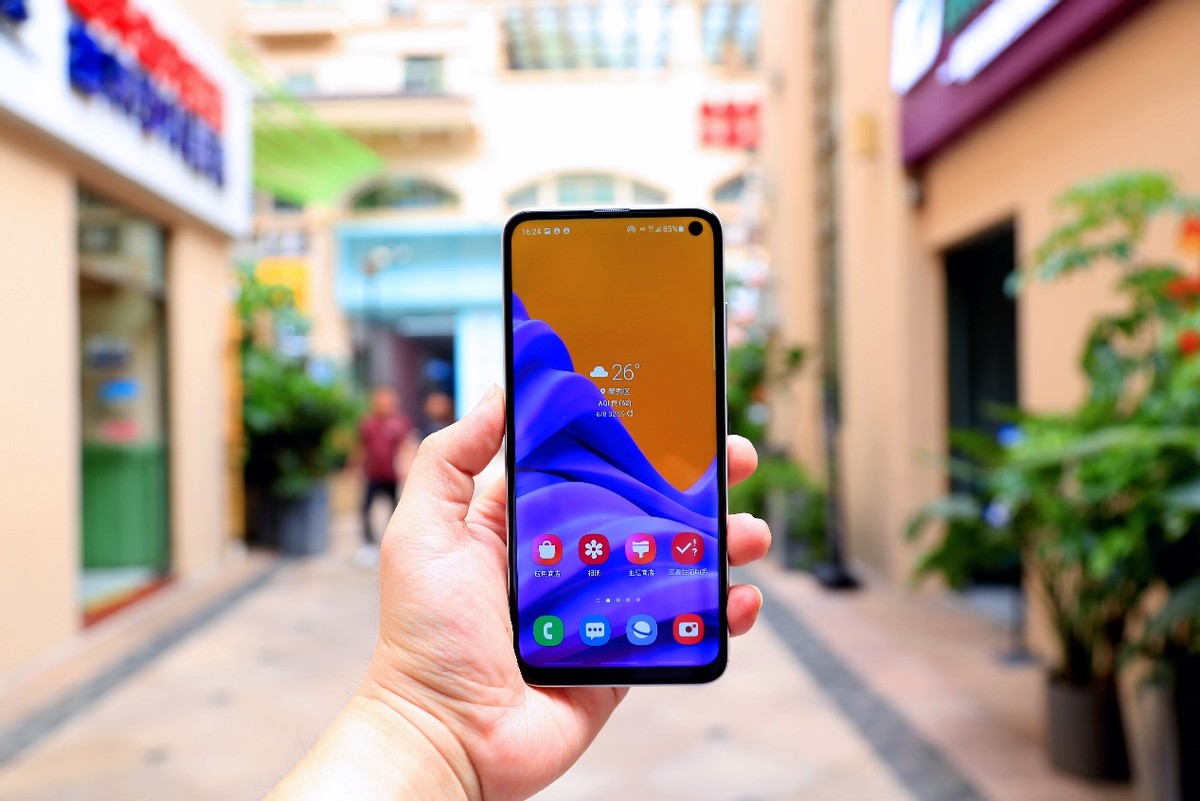 拼多多遭遇大面积“薅羊毛”;京东春节照常送货